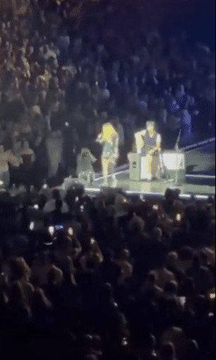 contioutra.com - [V&Iacute;DEO]: Madonna chama aten&ccedil;&atilde;o de f&atilde; sentado durante show e fica sem jeito ao descobrir que ele &eacute; cadeirante