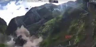 VÍDEO: Deslizamento de pedras gigantes esmaga caminhões em estrada no Peru