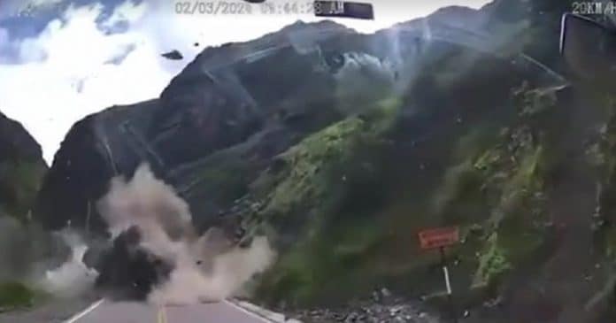 VÍDEO: Deslizamento de pedras gigantes esmaga caminhões em estrada no Peru