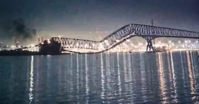 VÍDEO: Ponte desaba após ser atingida por navio nos EUA; 20 pessoas desapareceram na água