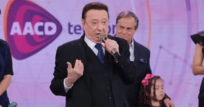 Raul Gil faz declaração sobre casamento homoafetivo durante programa: “O negócio é a paixão”