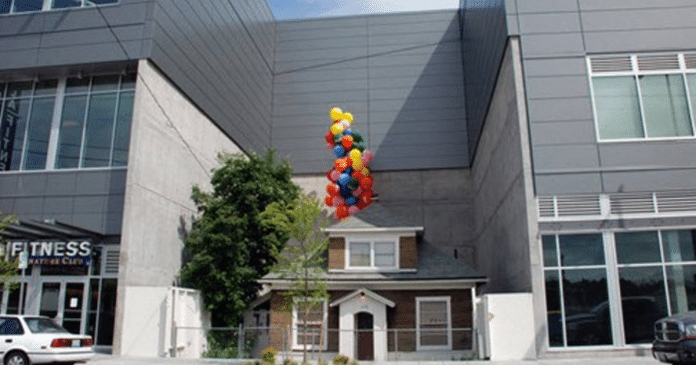 Senhora de 84 anos recusa oferta de 1 milhão e shopping é construido em volta de sua casa