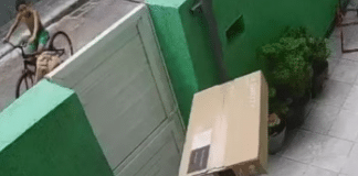Empresa pede feedback de entrega de TV que foi arremessada por cima de portão