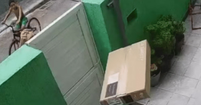 Empresa pede feedback de entrega de TV que foi arremessada por cima de portão