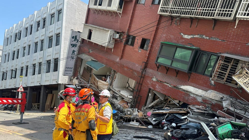 contioutra.com - VÍDEO: Turista fica 'preso' em piscina de hotel durante forte terremoto em Taiwan