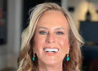 Aos 81 anos, Helô Pinheiro posa de biquíni em varanda de hotel e sua boa forma mais uma vez impressiona os fãs