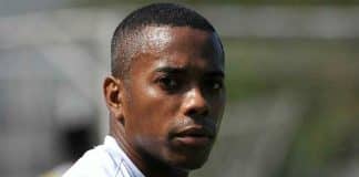 Na prisão, Robinho joga bola com chuteira emprestada por detentos