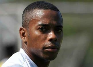 Na prisão, Robinho joga bola com chuteira emprestada por detentos