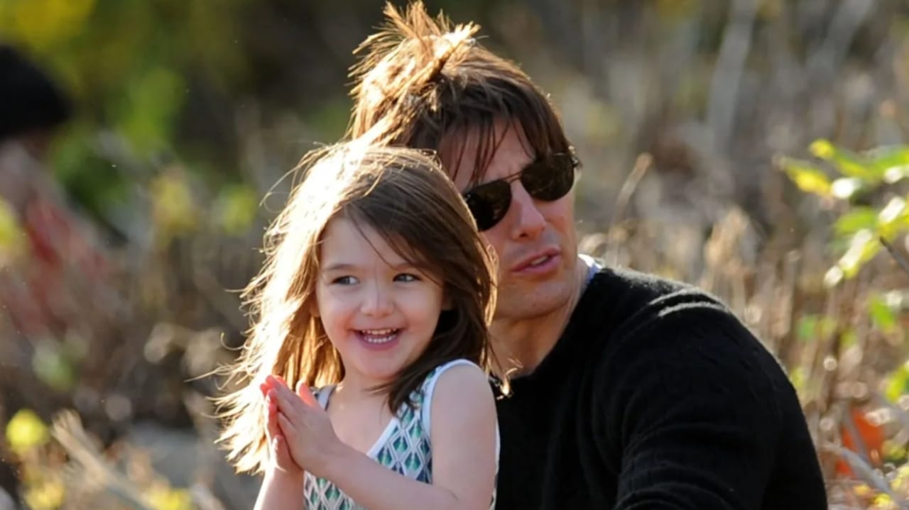 contioutra.com - Suri Cruise, filha de Tom Cruise e Katie Holmes, não tem contato com o pai há mais de uma década