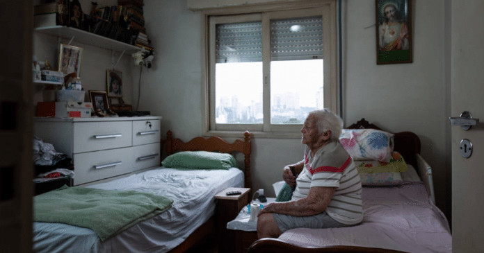 Idosa de 102 anos tem plano de saúde cancelado unilateralmente