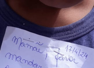 Professora é afastada após grampear bilhete em criança de 5 anos em escola municipal do RJ