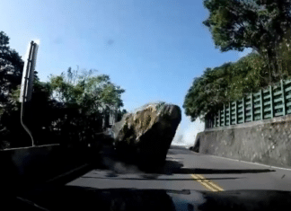 [VÍDEO] Carros desviam de pedra gigante em deslizamento em Taiwan, mas um é atingido