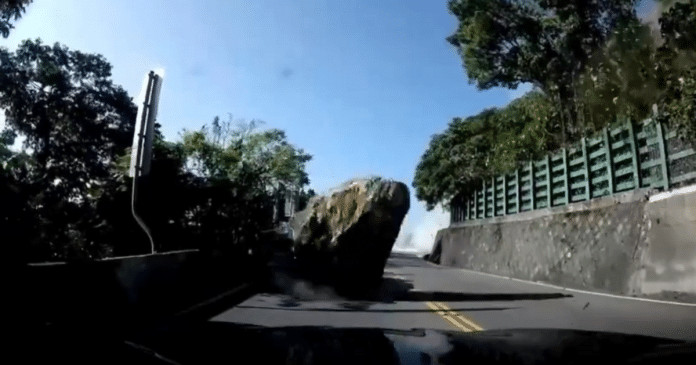 [VÍDEO] Carros desviam de pedra gigante em deslizamento em Taiwan, mas um é atingido