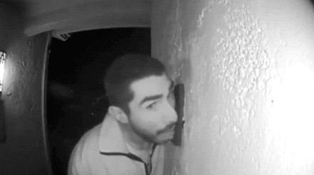 contioutra.com - Homem passa 3h lambendo campainha e v&iacute;deo do momento viraliza na web