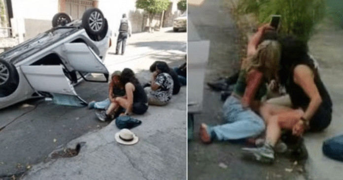 Mulheres feridas fazem selfie ao lado de carro capotado e levantam debate