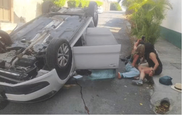 contioutra.com - Mulheres feridas fazem selfie ao lado de carro capotado e levantam debate