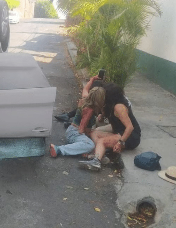 contioutra.com - Mulheres feridas fazem selfie ao lado de carro capotado e levantam debate