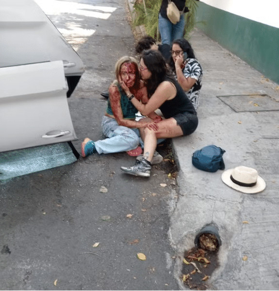 contioutra.com - Mulheres feridas fazem selfie ao lado de carro capotado e levantam debate