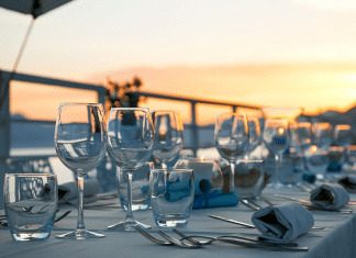 “Ambiente maduro e sofisticado”: Restaurante barra entrada para menores de 30 anos