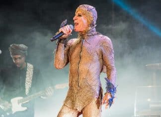 Ney Matogrosso, de 82 anos, encanta fãs ao publicar foto de sua mãe, de 102: “Genética abençoada”