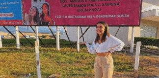 Influencer viraliza após família e amigos colocarem outdoor em busca de namorado em Palhoça