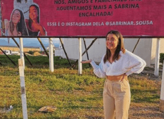 Influencer viraliza após família e amigos colocarem outdoor em busca de namorado em Palhoça