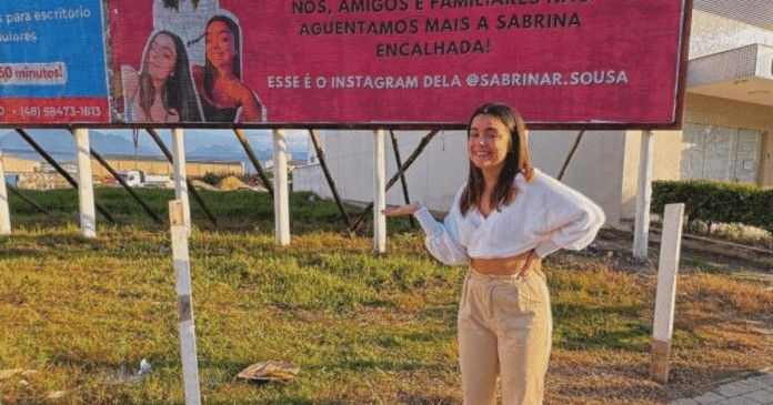 Influencer viraliza após família e amigos colocarem outdoor em busca de namorado em Palhoça