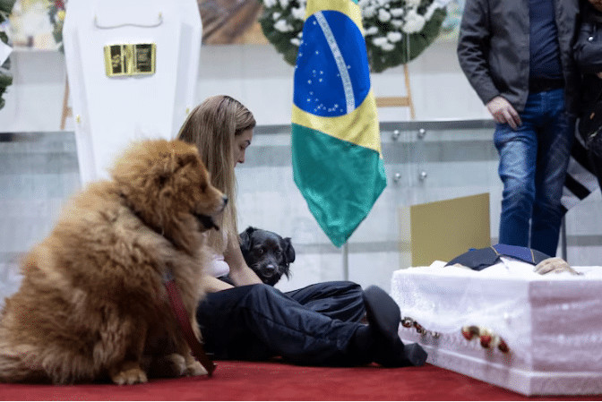 contioutra.com - Caix&atilde;o de Nahim &eacute; colocado no ch&atilde;o para despedida dos cachorros durante vel&oacute;rio