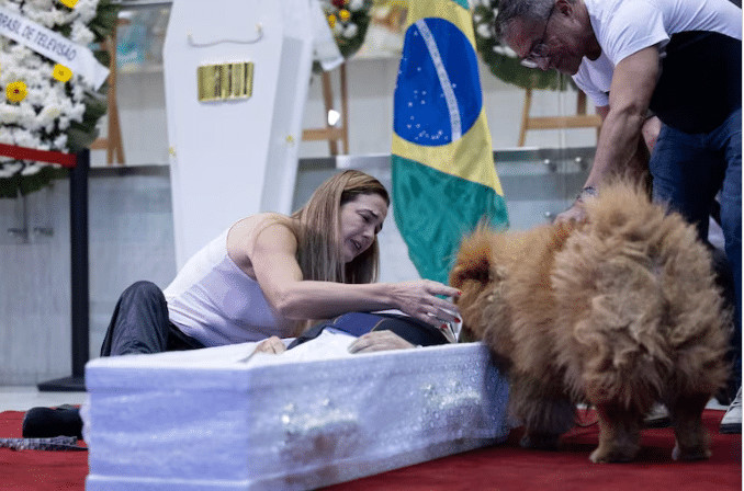 contioutra.com - Caix&atilde;o de Nahim &eacute; colocado no ch&atilde;o para despedida dos cachorros durante vel&oacute;rio