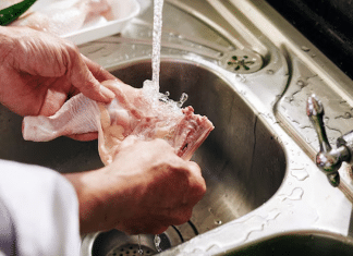 Por que você não deve lavar carne antes de prepará-la?