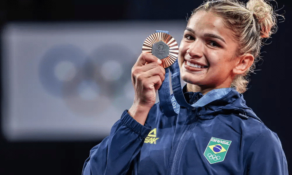 contioutra.com - Larissa Pimenta comove a web ao revelar o que ouviu de rival ap&oacute;s bronze no jud&ocirc; nas Olimp&iacute;adas