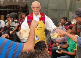 Padre Júlio Lancellotti se emociona ao falar sobre a importância de doar comida a quem tem fome