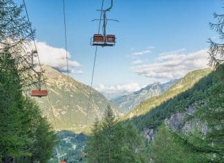 Italiana morre ao cair de penhasco após suas roupas ficarem presas em teleférico