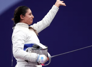 Esgrimista egípcia compete nas Olimpíadas de Paris 2024 grávida de sete meses
