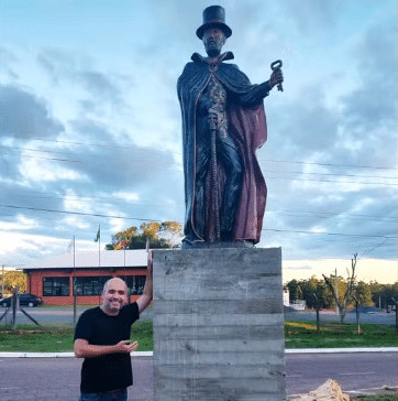 contioutra.com - Est&aacute;tua de L&uacute;cifer com mais de 5 metros &eacute; erguida em santu&aacute;rio no RS