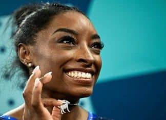 Após ouro de Rebeca, brasileiros questionam pingente de cabra usado por Simone Biles em Paris
