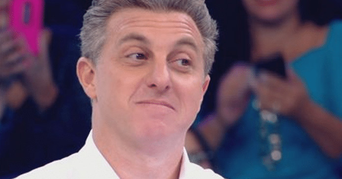 Luciano Huck é criticado após dar R$ 1 milhão para professora