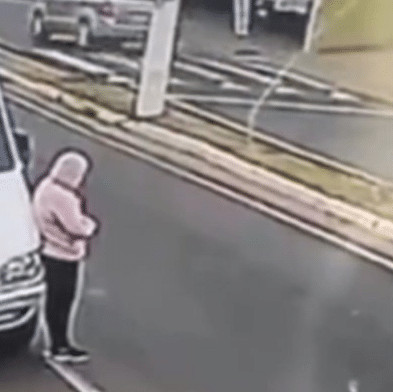 contioutra.com - [V&Iacute;DEO] Mulher se joga em cima de carro para forjar atropelamento e vira piada