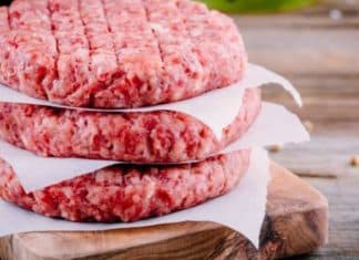 Homem tenta separar dois hambúrgueres congelados e acaba morto