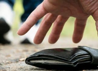 Adolescente encontra carteira de dono de restaurante, é convidado para jantar, mas tem que pagar por refeição