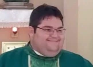 Louvor em rítmo de Calypso faz padre cair na risada e vídeo viraliza