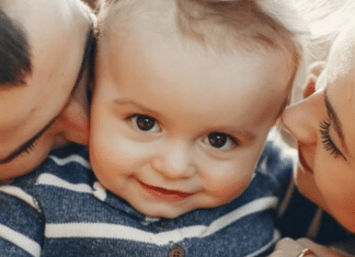 “Ocupados demais com o trabalho”: Casal coloca filha para adoção por motivo revoltante