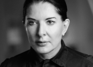 Artista que permitiu que o público fizesse qualquer coisa com ela durante 6 horas revela os momentos de horror