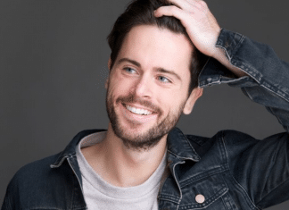 O que significa mexer no cabelo durante uma conversa? Psicologia responde