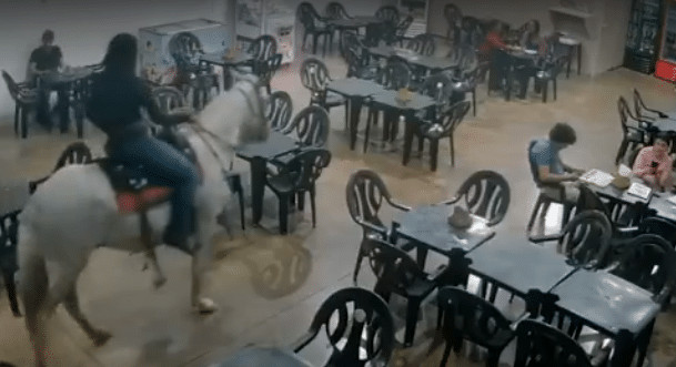 contioutra.com - Mulher que viralizou ao entrar em pizzaria montada a cavalo diz n&atilde;o se lembrar de nada