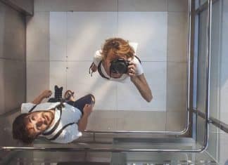 Você sabe por que os elevadores costumam ter espelhos?