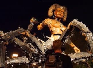 Espetáculo de rua com representações “satânicas” assombra cristãos: “Porta de entrada para a escuridão”