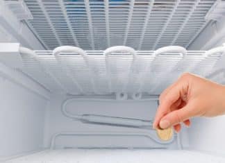 Por que tem gente colocando uma moeda no congelador?