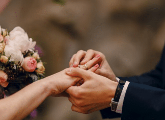 Noivos fazem casamento no cemitério e dividem opiniões na internet