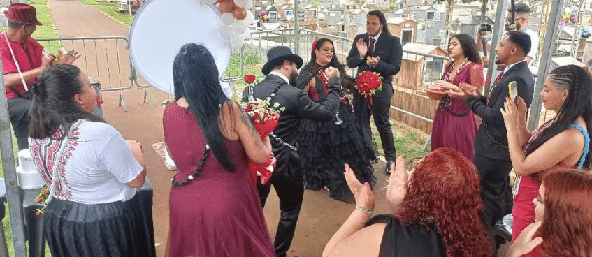 contioutra.com - Noivos fazem casamento no cemit&eacute;rio e dividem opini&otilde;es na internet